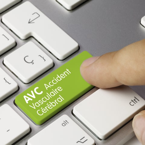Symptômes d'un AVC : signes avant-coureurs, engourdissement, perte de vision, difficulté à parler et prise en charge rapide pour seniors en 2025