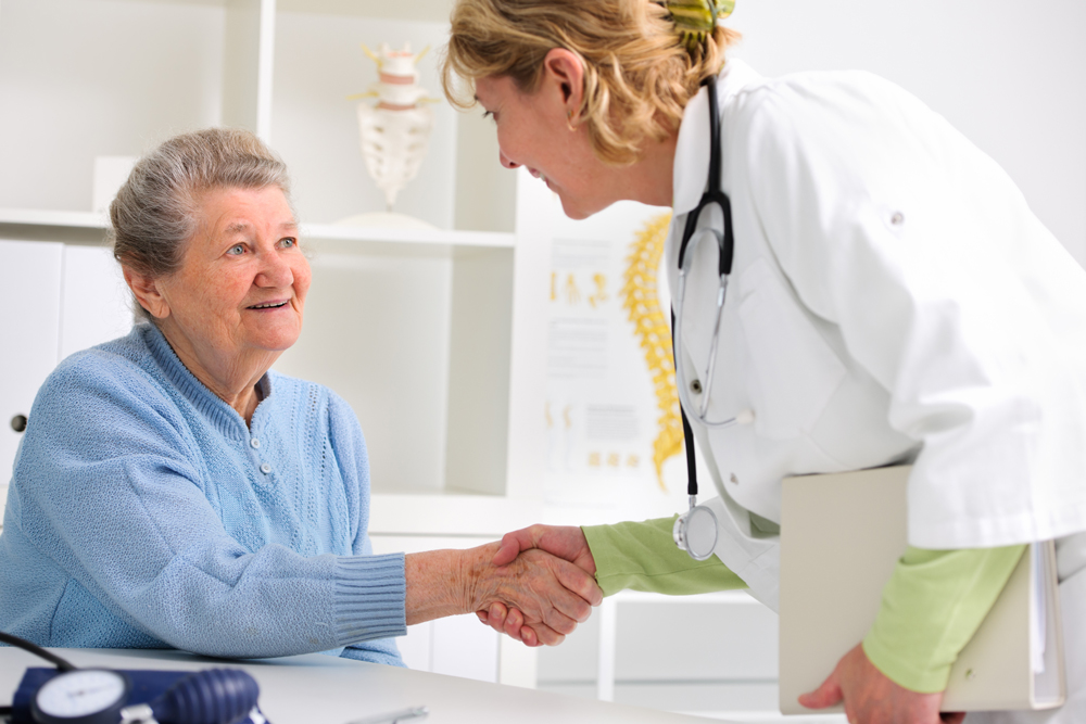 Ostéoporose : diagnostic précis, examens médicaux, traitements efficaces, médicaments, rééducation et conseils pour seniors en 2025