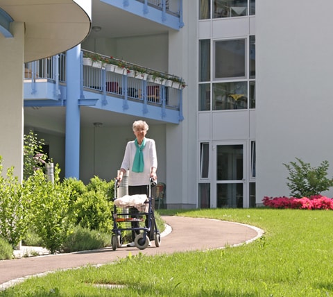 Maison de repos et de soins moderne en Belgique, offrant un cadre sécurisé et des services médicaux avancés.