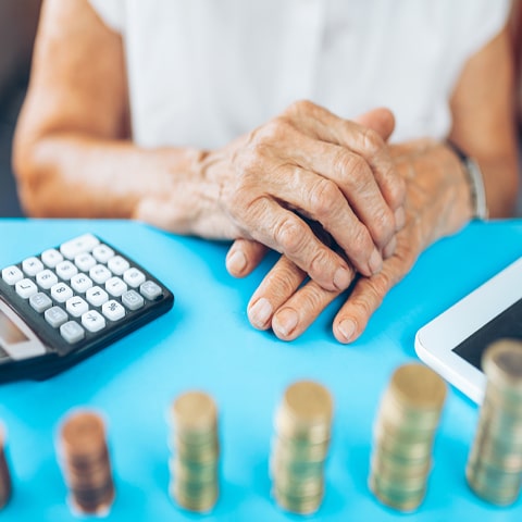Droits et aides pour la maladie de Parkinson : allocations, aides financières, services d’accompagnement et dispositifs légaux pour seniors en 2025