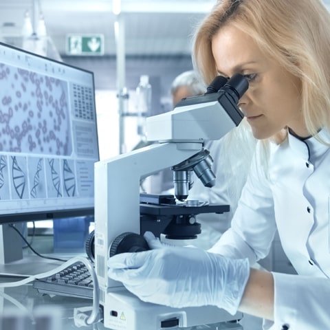 Médecin décrivant la progression et la durée des stades de la maladie d'Alzheimer.