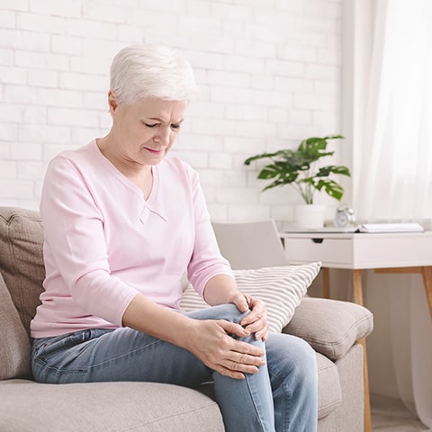 Impacts de l’arthrose sur la vie quotidienne : douleurs articulaires, mobilité réduite, fatigue, difficultés à accomplir les tâches quotidiennes et conseils pour seniors en 2025