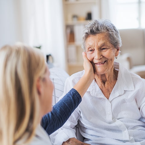Démence sénile chez une personne âgée : définition, symptômes, causes, diagnostic et prise en charge adaptée pour seniors en 2025