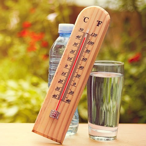 Risques de la canicule pour les seniors : déshydratation, coup de chaleur, fatigue, prévention, conseils pratiques et mesures de protection en 2025