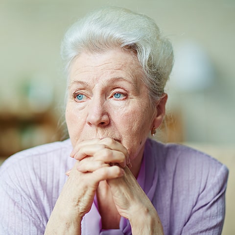 Premiers signes de démence sénile : symptômes précoces, troubles de la mémoire, confusion, difficultés de langage et conseils pour seniors en 2025