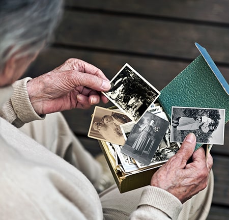 Personne âgée atteinte de la maladie d'Alzheimer, symbole des défis liés à cette pathologie neurodégénérative.