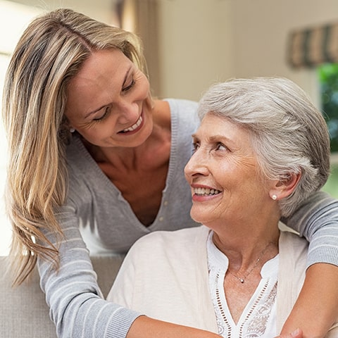 Comment vivre avec une personne atteinte de démence sénile : conseils pratiques, communication, gestion des comportements difficiles et soutien pour les familles en 2025