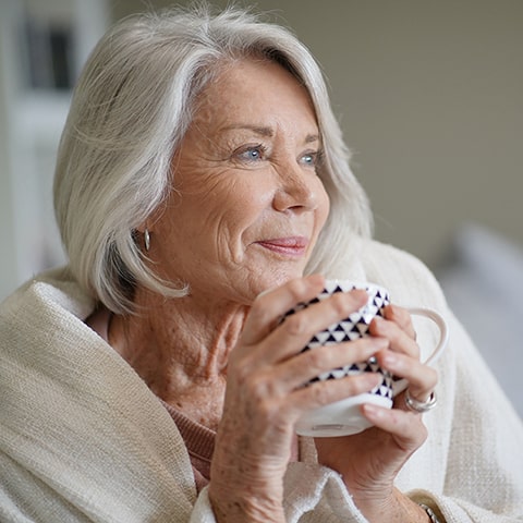 Senior atteint d'Alzheimer en maison de repos.