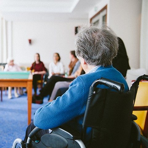 Comment choisir une maison de repos Parkinson : critères de sélection, soins spécialisés, services adaptés et conseils pour seniors atteints de Parkinson en 2025