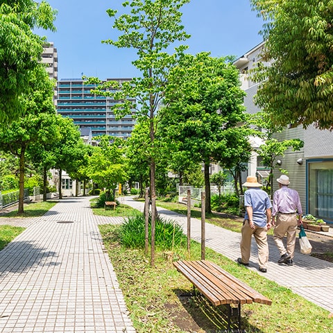 Résidence services moderne en Belgique, offrant des logements confortables et des services adaptés aux seniors autonomes.