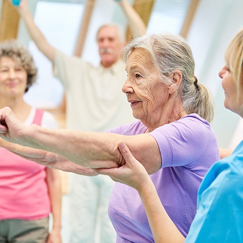 Rééducation des personnes atteintes du syndrome de Huntington : approche complète, thérapies physiques, exercices cognitifs, soins adaptés et conseils pour seniors en 2025
