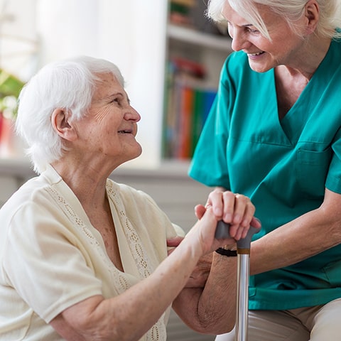 Comment traiter la démence sénile : traitements médicaux, thérapies non-médicamenteuses, soins spécialisés et conseils pour seniors en 2025