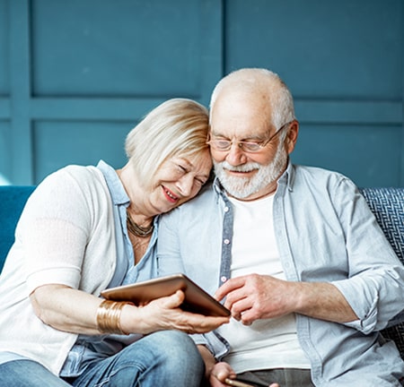 Couple âgé à domicile, illustrant la vie quotidienne avec un proche atteint de la maladie d'Alzheimer.