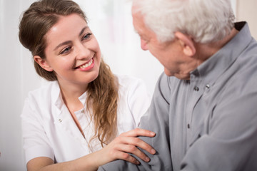 Comment Gérer la Maladie de Parkinson en Maison de Repos à Bruxelles